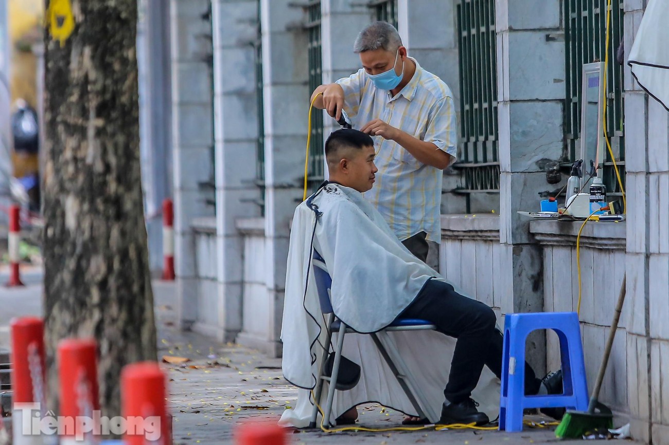 Người dân Hà Nội đổ xô đi cắt tóc trước lệnh đóng cửa tiệm ảnh 13