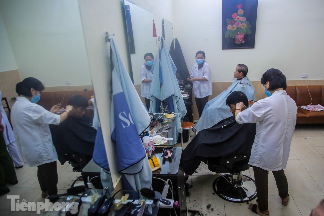 Người dân Hà Nội đổ xô đi cắt tóc trước lệnh đóng cửa tiệm ảnh 5