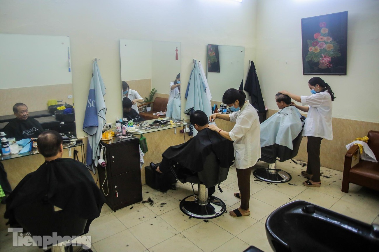 Người dân Hà Nội đổ xô đi cắt tóc trước lệnh đóng cửa tiệm ảnh 6