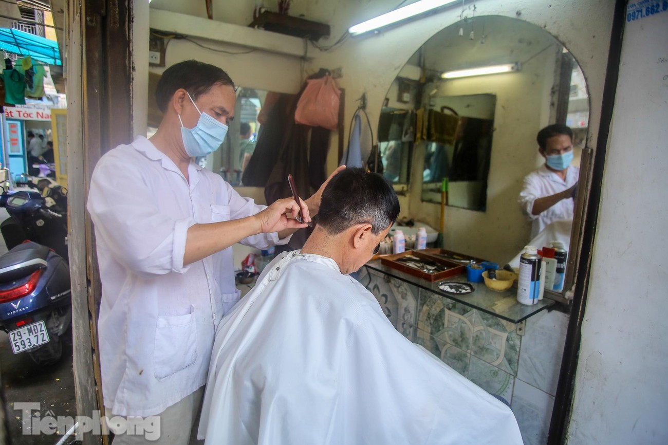 Người dân Hà Nội đổ xô đi cắt tóc trước lệnh đóng cửa tiệm ảnh 9
