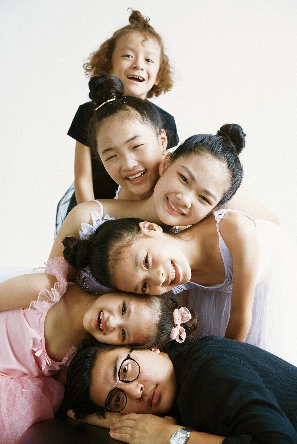 Rời ghế nóng, Quang Đại chia sẻ bộ ảnh cực dễ thương cùng các thí sinh "Model Kid Vietnam" ảnh 2
