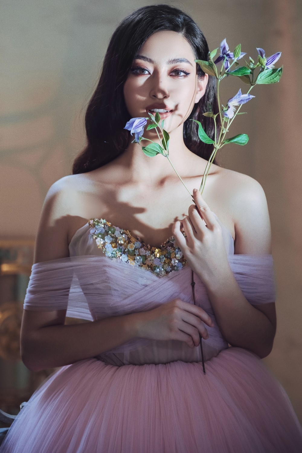 Hoa hậu Lương Thùy Linh khoe đôi chân 1m22 thon dài hiếm có trong bộ ảnh thời trang mới ảnh 1