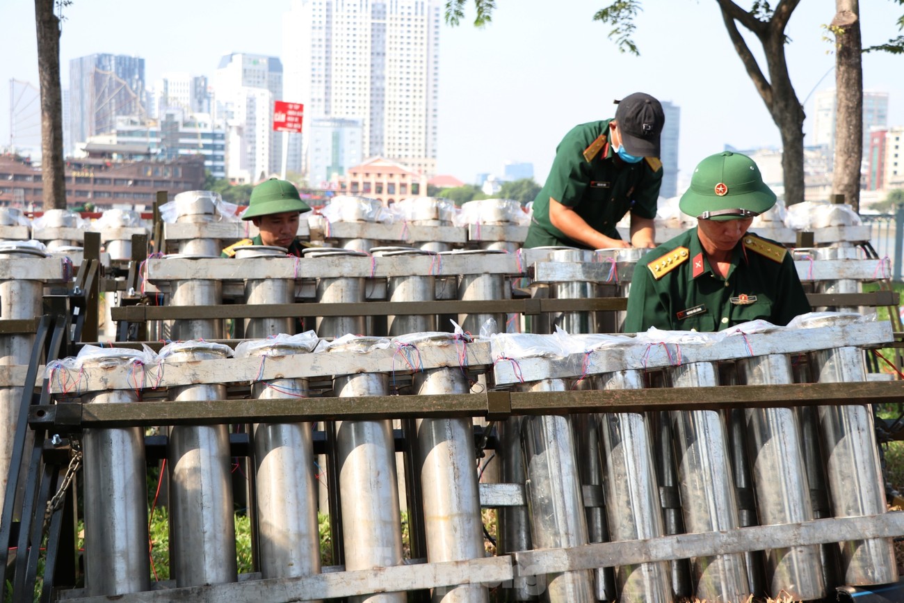 Trận địa pháo hoa trước giờ khai hoả đón năm mới ở Sài Gòn ảnh 2