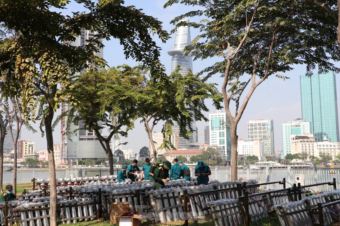 Trận địa pháo hoa trước giờ khai hoả đón năm mới ở Sài Gòn ảnh 10