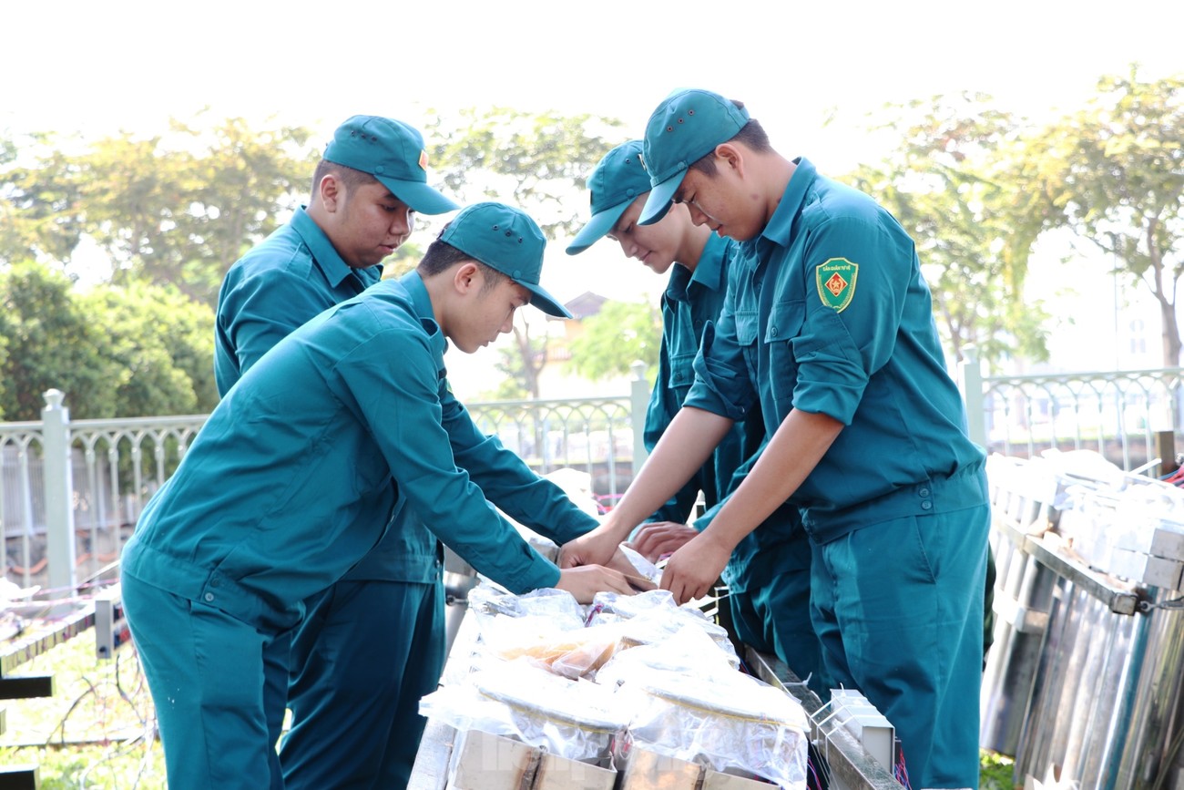 Trận địa pháo hoa trước giờ khai hoả đón năm mới ở Sài Gòn ảnh 15