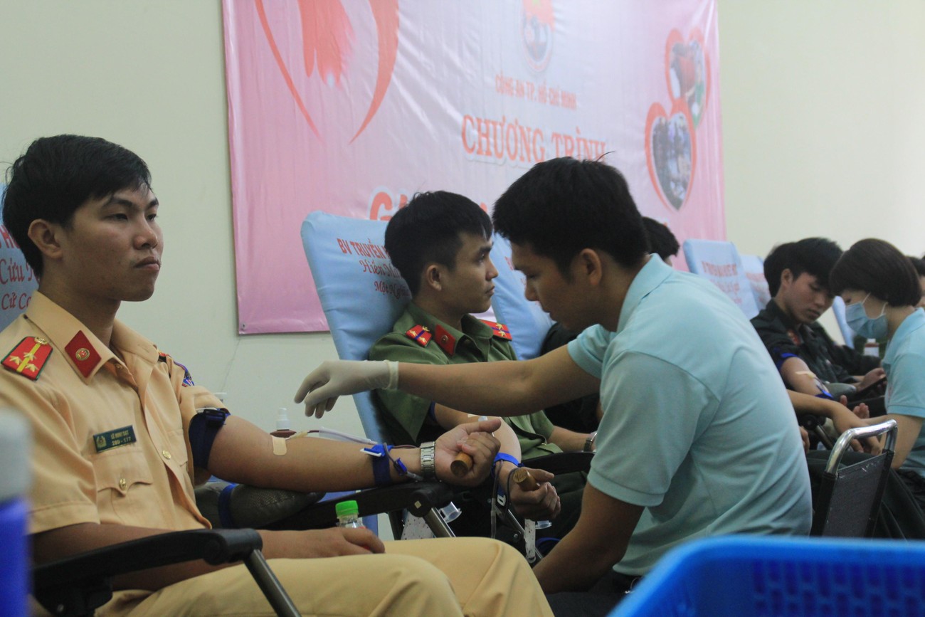 500 lượt chiến sỹ công an TPHCM tham gia 'Giọt máu nghĩa tình' ảnh 4