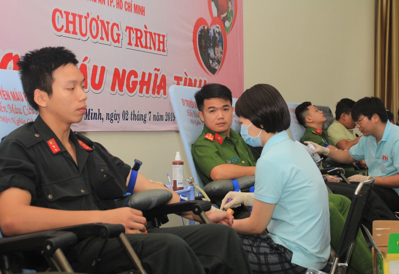500 lượt chiến sỹ công an TPHCM tham gia 'Giọt máu nghĩa tình' ảnh 5