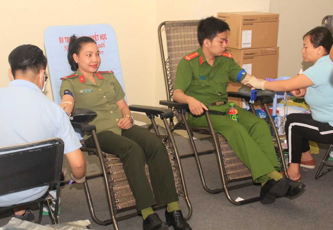 500 lượt chiến sỹ công an TPHCM tham gia 'Giọt máu nghĩa tình' ảnh 2