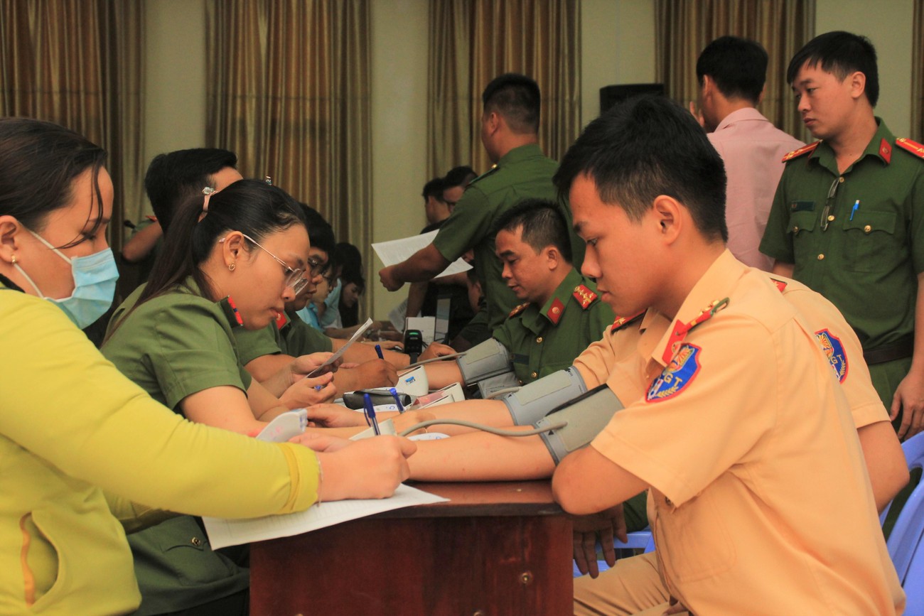 500 lượt chiến sỹ công an TPHCM tham gia 'Giọt máu nghĩa tình' ảnh 1