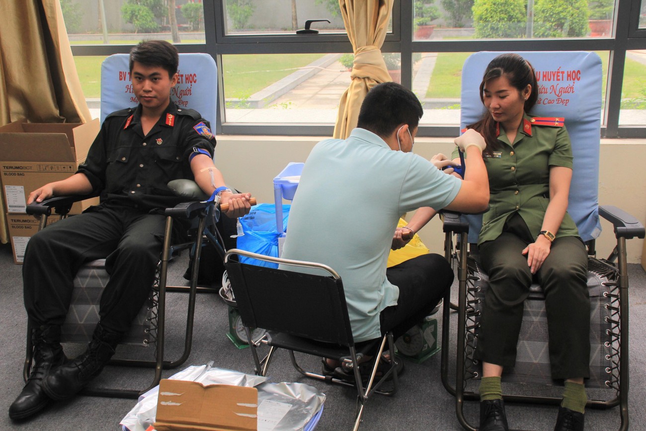 500 lượt chiến sỹ công an TPHCM tham gia 'Giọt máu nghĩa tình' ảnh 3
