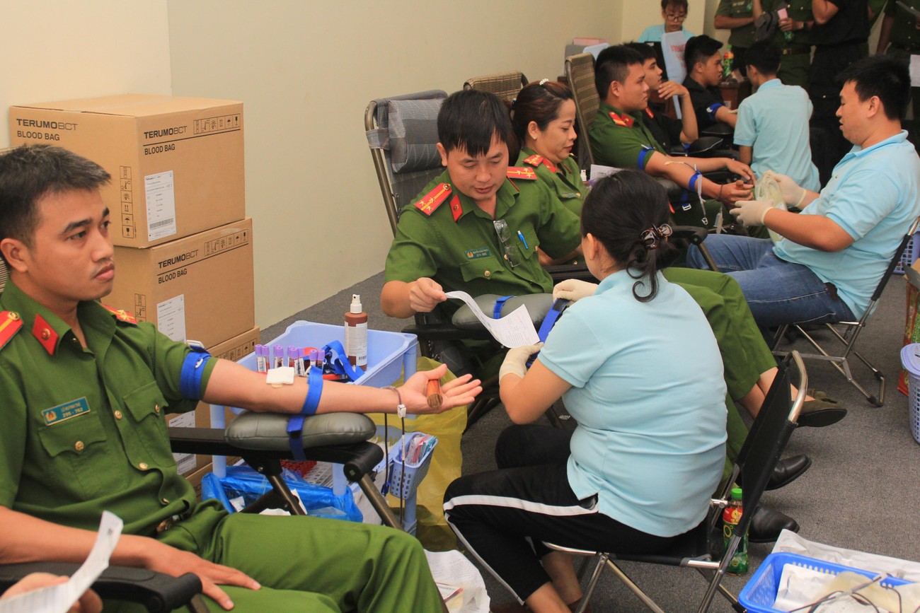 500 lượt chiến sỹ công an TPHCM tham gia 'Giọt máu nghĩa tình' ảnh 6