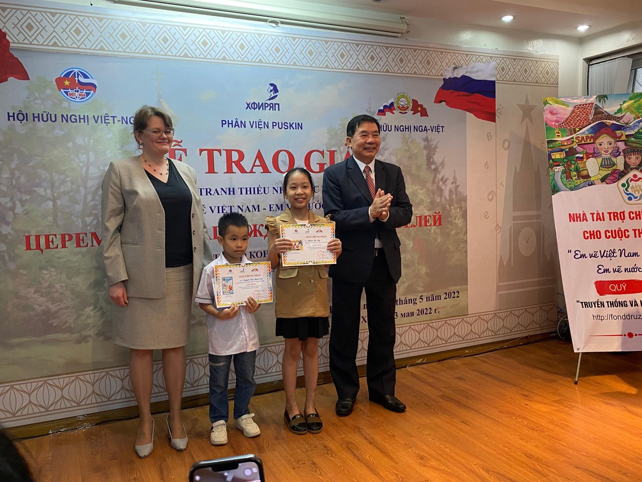 Trao 16 giải thưởng cho học sinh vẽ tranh về tình đoàn kết Việt - Nga ảnh 3