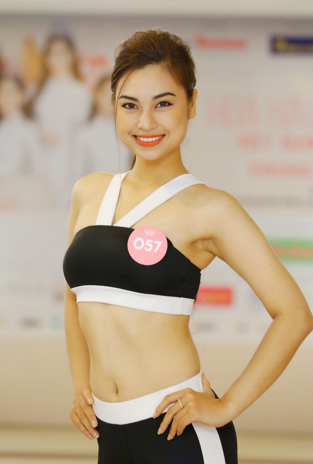 Thí sinh chung khảo phía Bắc HHVN 2018 say sưa luyện catwalk ảnh 9