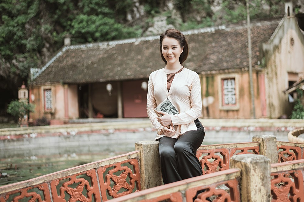 Á hậu Thuỵ Vân khoe giọng ngọt ngào hát quan họ trong MV thứ 2 ảnh 4