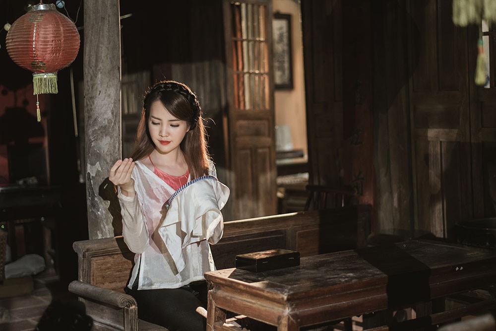 Á hậu Thuỵ Vân khoe giọng ngọt ngào hát quan họ trong MV thứ 2 ảnh 9