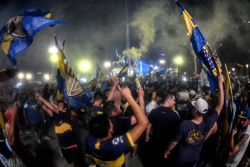Người hâm mộ tưởng niệm Maradona: Nước mắt, hoa và pháo sáng ảnh 11