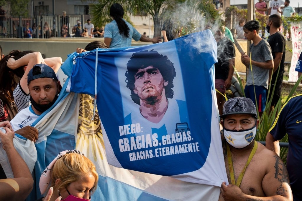 Người hâm mộ tưởng niệm Maradona: Nước mắt, hoa và pháo sáng ảnh 12