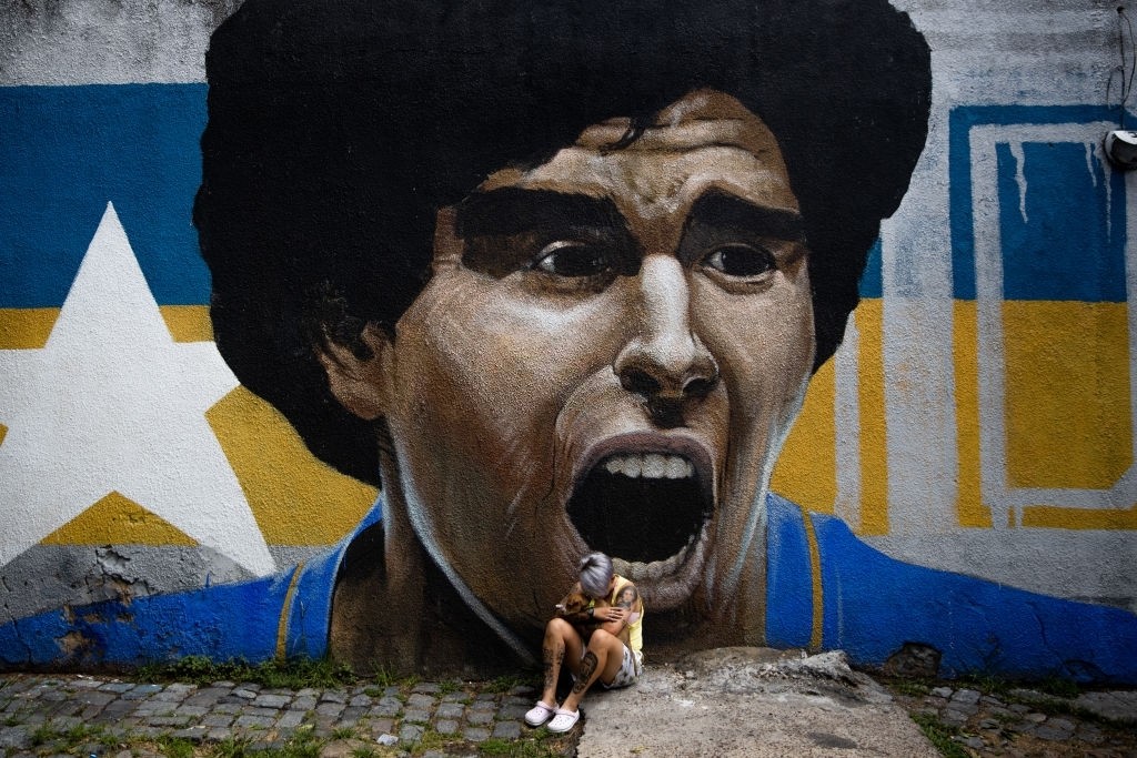 Người hâm mộ tưởng niệm Maradona: Nước mắt, hoa và pháo sáng ảnh 2