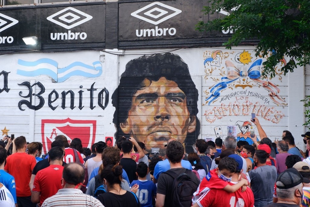 Người hâm mộ tưởng niệm Maradona: Nước mắt, hoa và pháo sáng ảnh 4