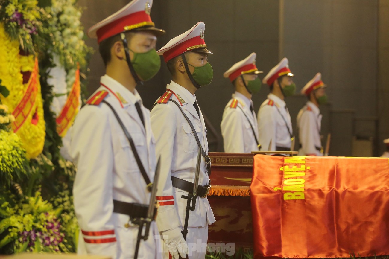 Xúc động nghi lễ phủ Quốc kỳ lên linh cữu 3 liệt sĩ cảnh sát PCCC - Ảnh 5.