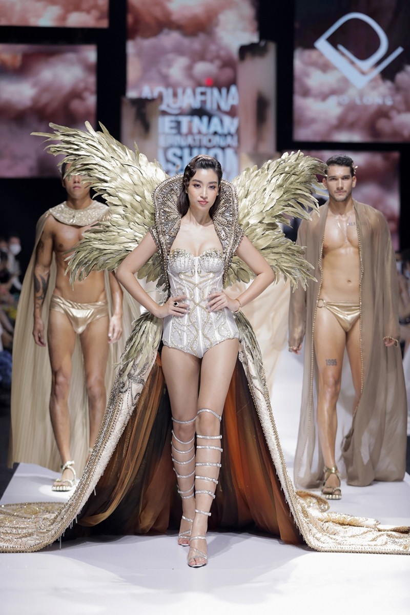 Cận cảnh vẻ đẹp bộ váy nặng 40kg khiến Hoa hậu Mỹ Linh lo sợ sẽ bị ngã trên sàn catwalk ảnh 1