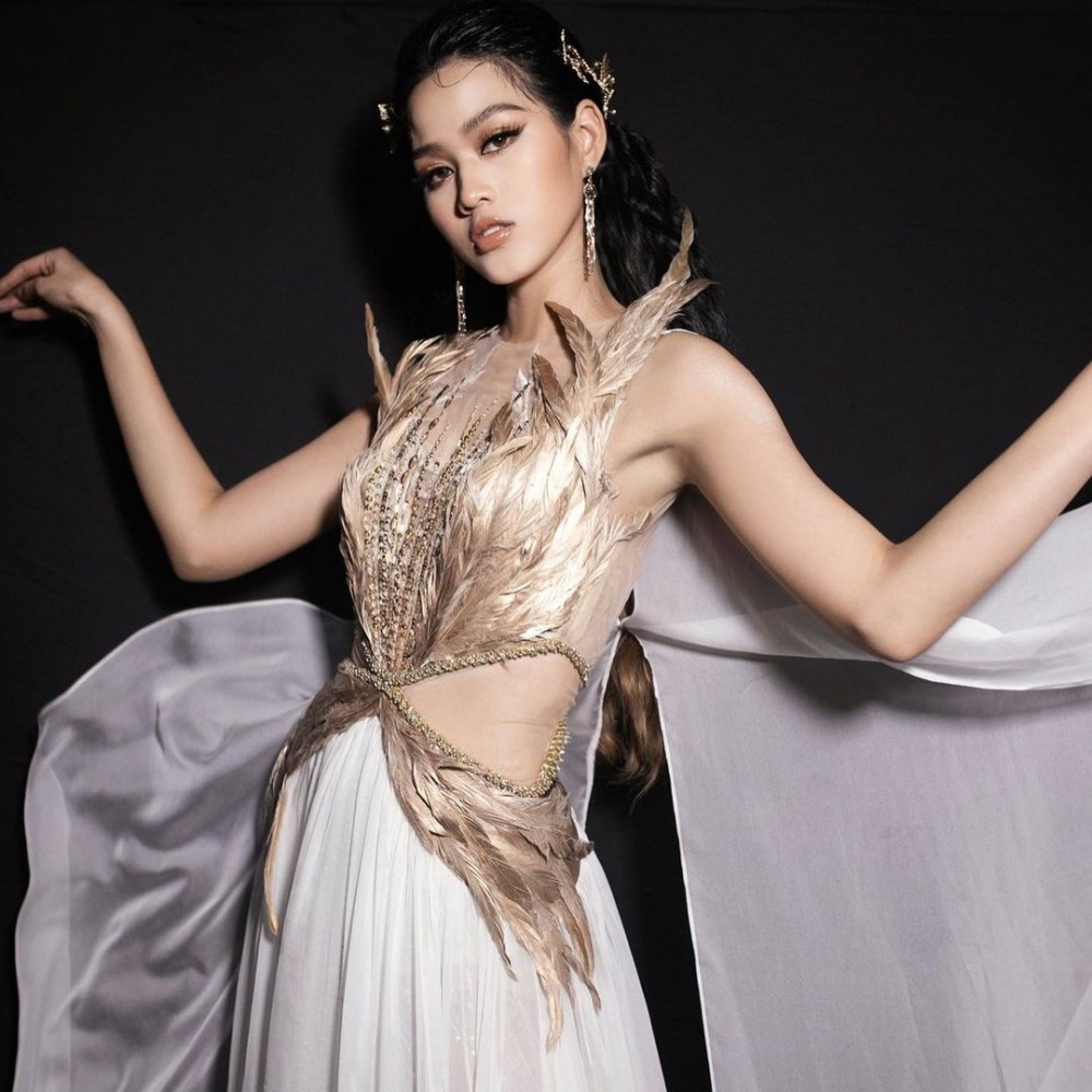 Hoa hậu Đỗ Thị Hà cùng 2 Á hậu khoe thần thái ngút ngàn trong ảnh hậu trường BST Nữ thần ảnh 2