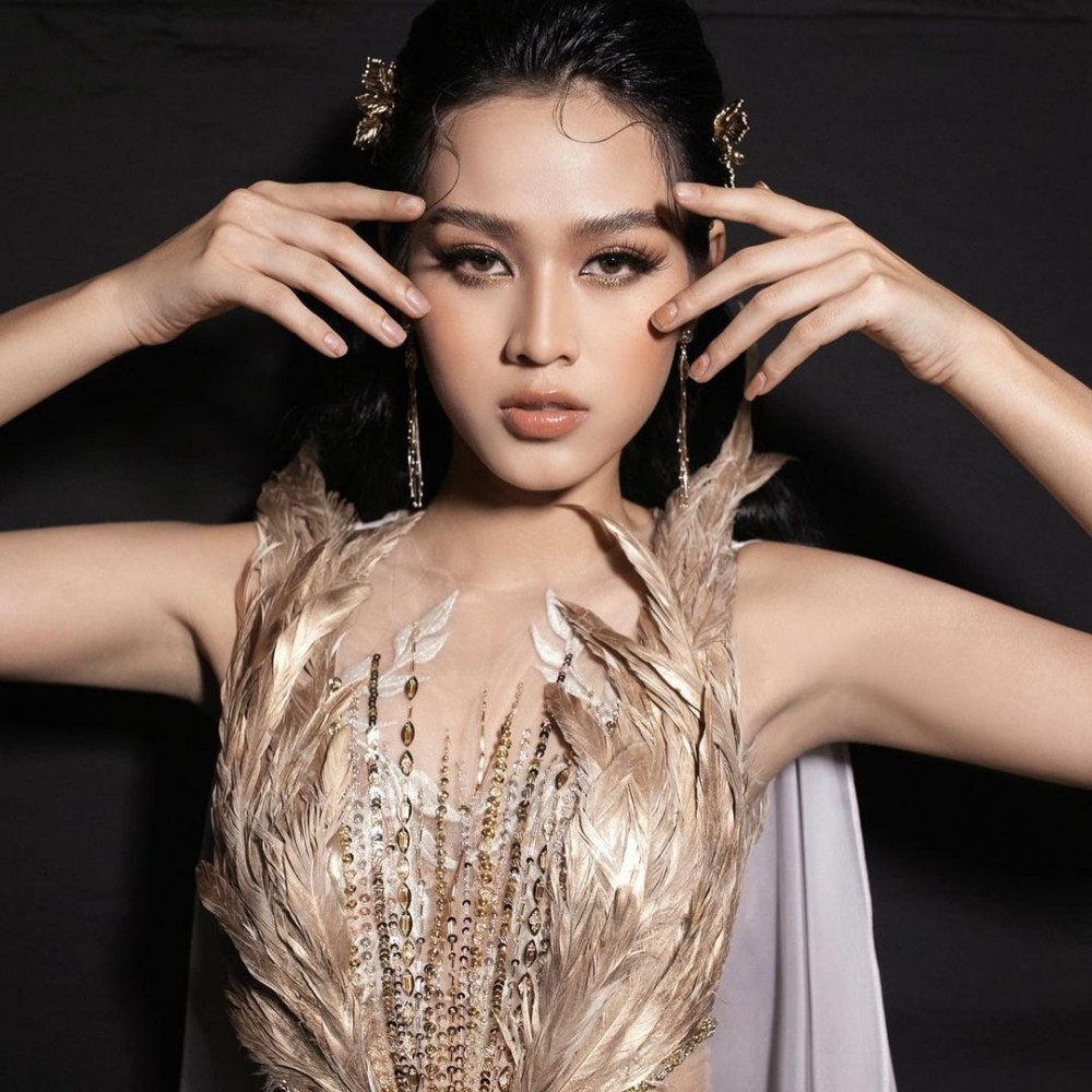 Hoa hậu Đỗ Thị Hà cùng 2 Á hậu khoe thần thái ngút ngàn trong ảnh hậu trường BST Nữ thần ảnh 3