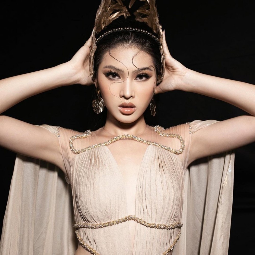 Hoa hậu Đỗ Thị Hà cùng 2 Á hậu khoe thần thái ngút ngàn trong ảnh hậu trường BST Nữ thần ảnh 8