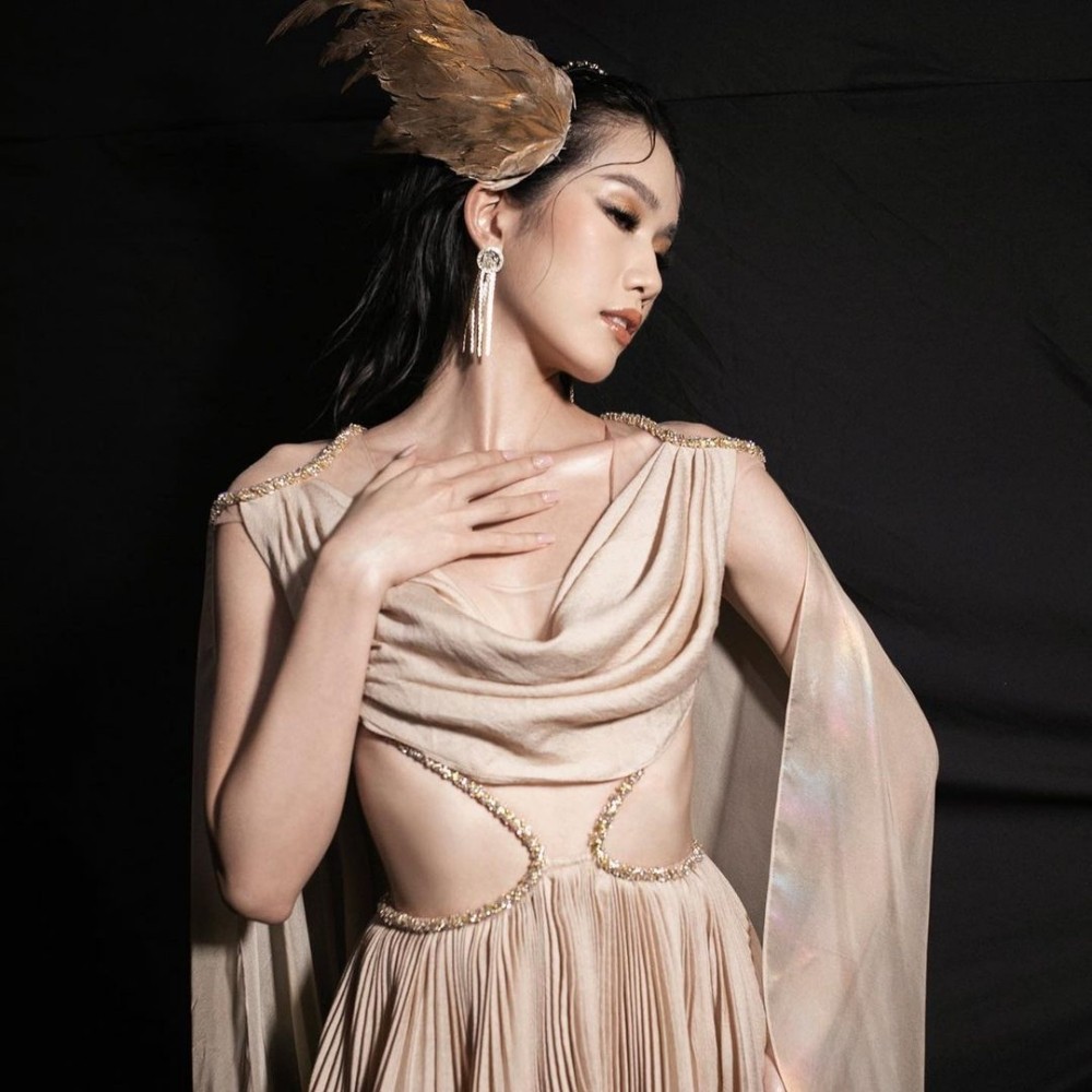 Hoa hậu Đỗ Thị Hà cùng 2 Á hậu khoe thần thái ngút ngàn trong ảnh hậu trường BST Nữ thần ảnh 7