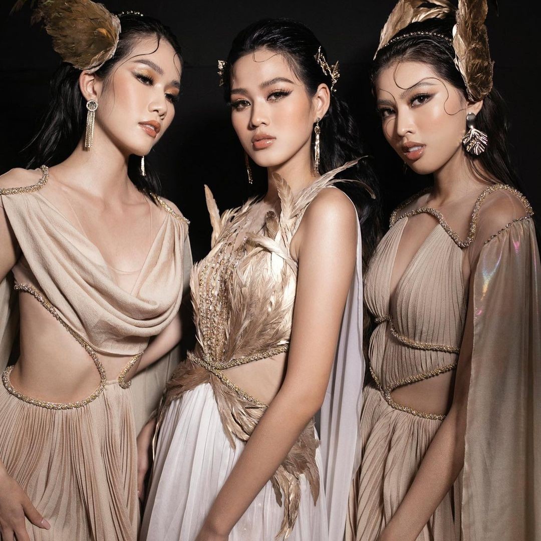 Hoa hậu Đỗ Thị Hà cùng 2 Á hậu khoe thần thái ngút ngàn trong ảnh hậu trường BST Nữ thần ảnh 1