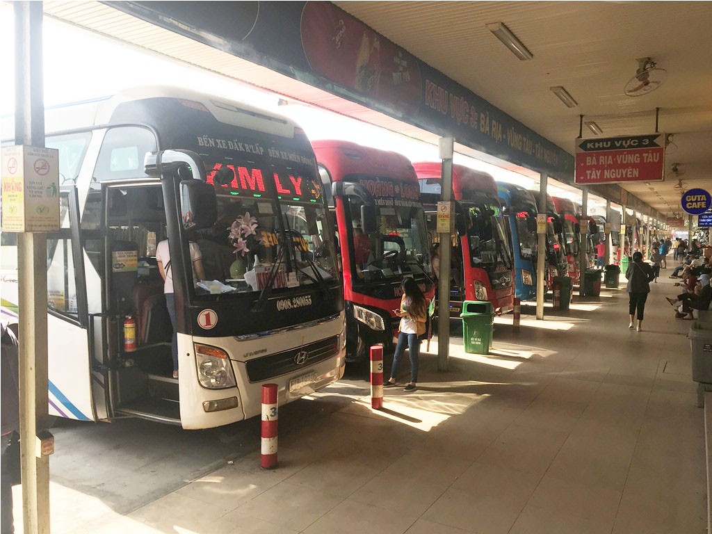 Bến xe lớn nhất TPHCM vắng vẻ ngày giáp Tết ảnh 9