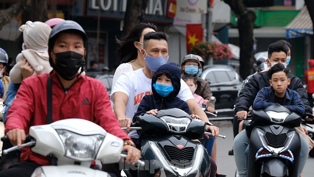 Du xuân chơi Tết, nhiều người dân 'quên' đội mũ bảo hiểm, không đeo khẩu trang ảnh 2