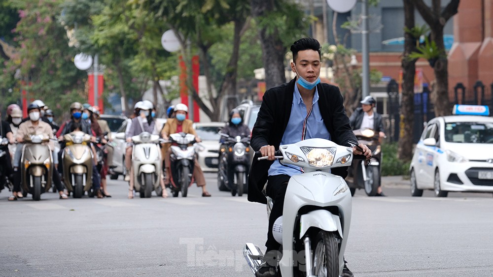 Du xuân chơi Tết, nhiều người dân 'quên' đội mũ bảo hiểm, không đeo khẩu trang ảnh 3