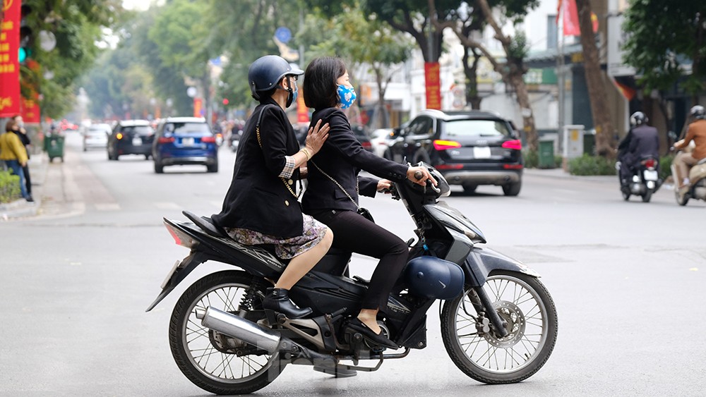 Du xuân chơi Tết, nhiều người dân 'quên' đội mũ bảo hiểm, không đeo khẩu trang ảnh 4