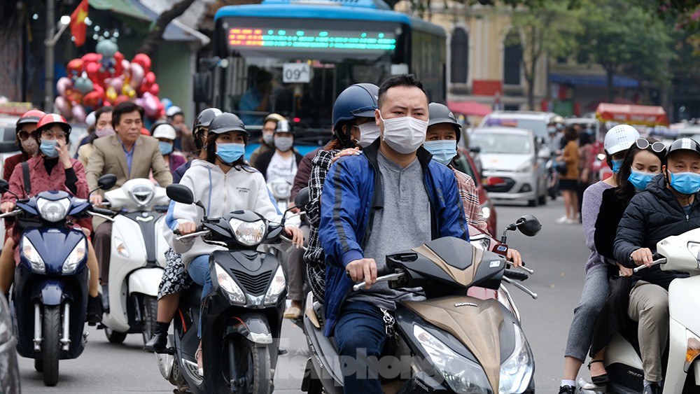 Du xuân chơi Tết, nhiều người dân 'quên' đội mũ bảo hiểm, không đeo khẩu trang ảnh 5