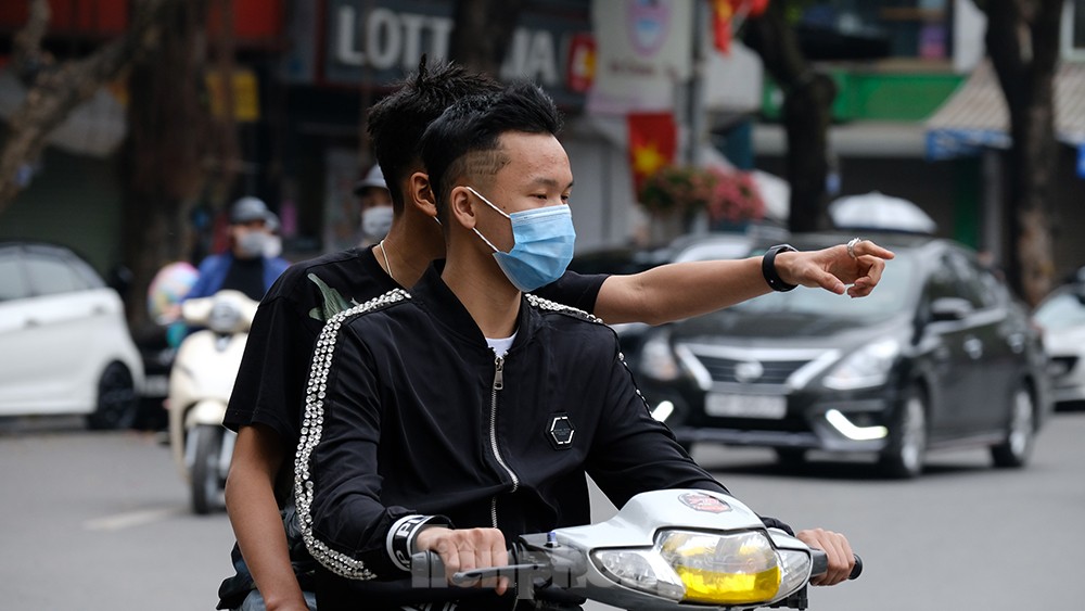 Du xuân chơi Tết, nhiều người dân 'quên' đội mũ bảo hiểm, không đeo khẩu trang ảnh 6