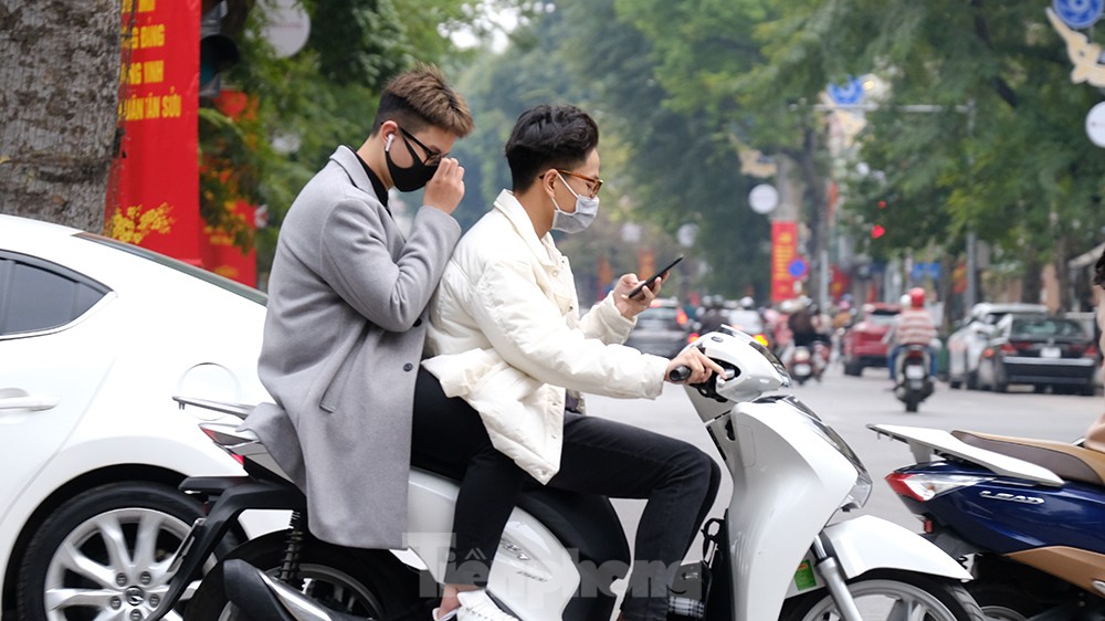 Du xuân chơi Tết, nhiều người dân 'quên' đội mũ bảo hiểm, không đeo khẩu trang ảnh 9