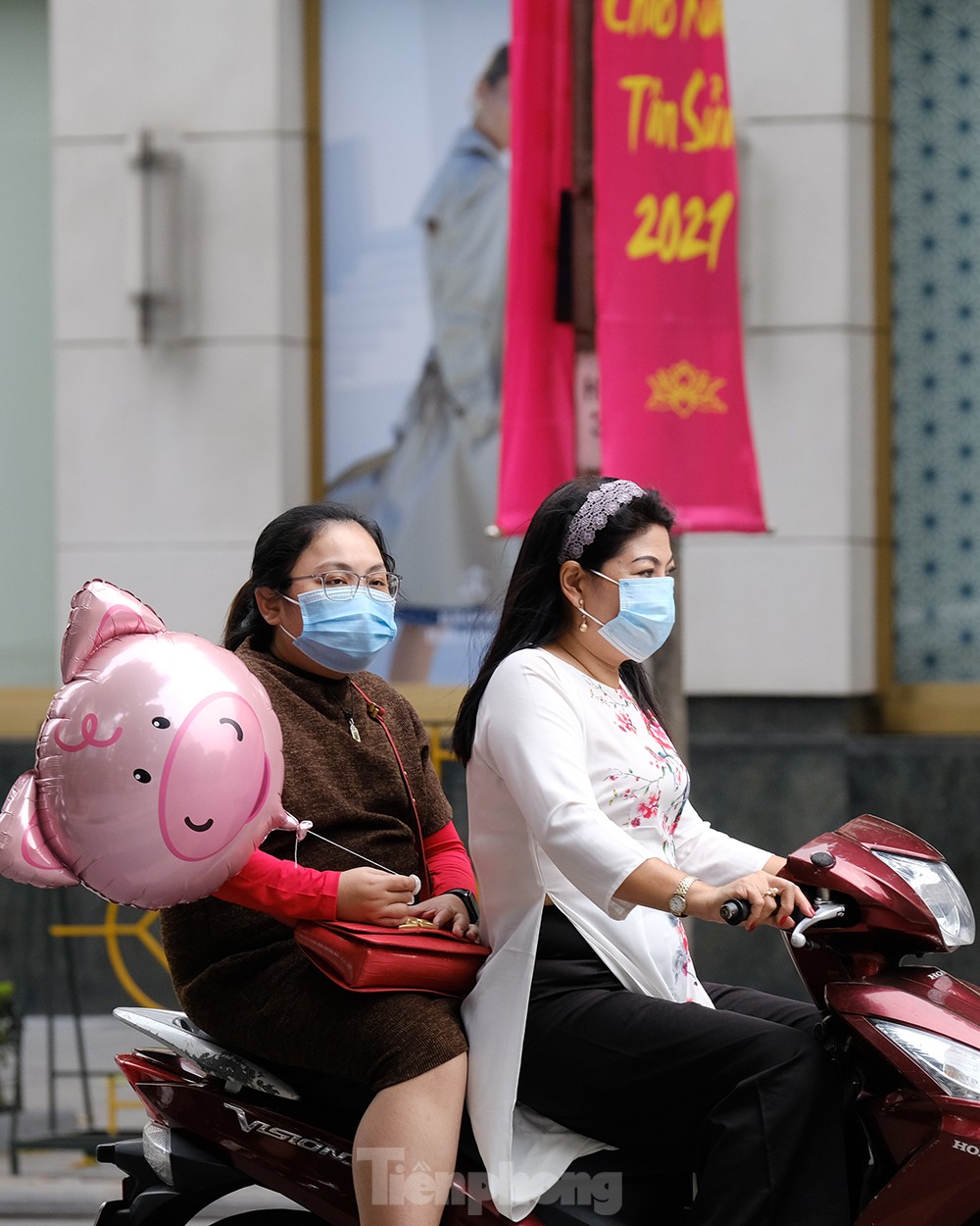 Du xuân chơi Tết, nhiều người dân 'quên' đội mũ bảo hiểm, không đeo khẩu trang ảnh 10