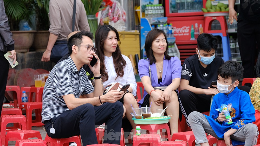 Du xuân chơi Tết, nhiều người dân 'quên' đội mũ bảo hiểm, không đeo khẩu trang ảnh 11