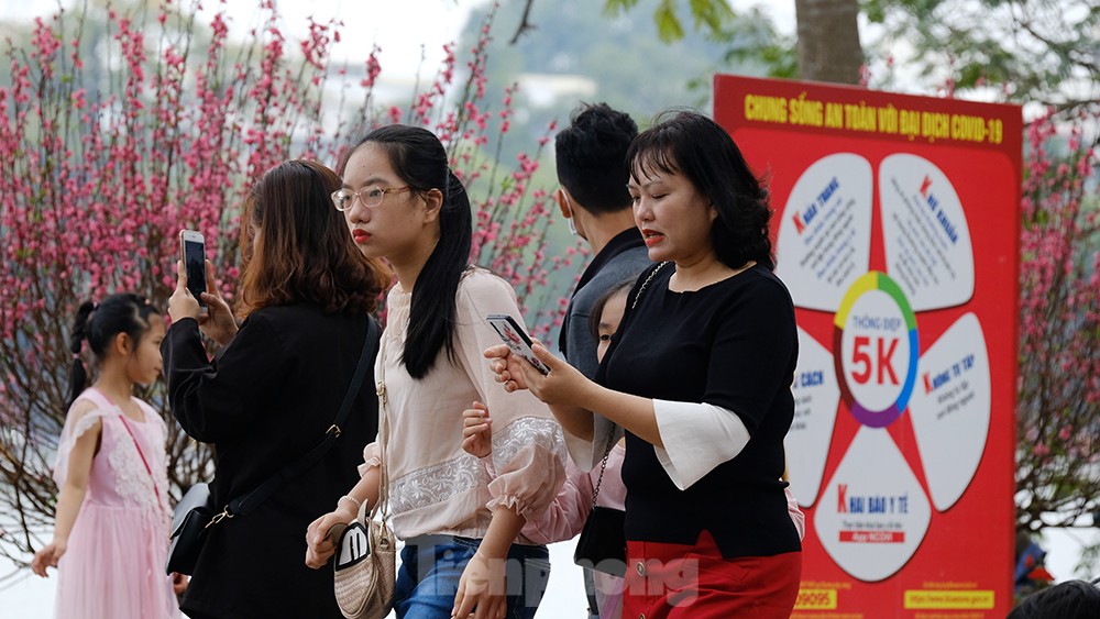 Du xuân chơi Tết, nhiều người dân 'quên' đội mũ bảo hiểm, không đeo khẩu trang ảnh 12