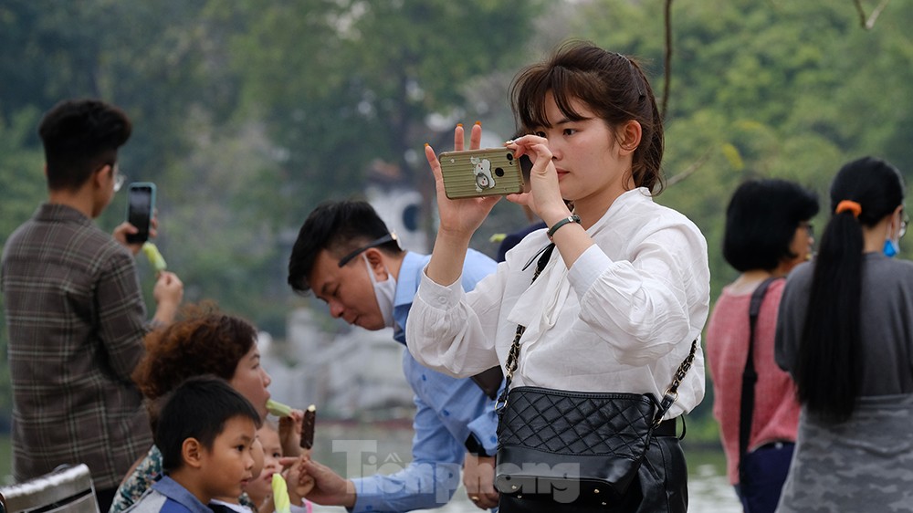 Du xuân chơi Tết, nhiều người dân 'quên' đội mũ bảo hiểm, không đeo khẩu trang ảnh 13