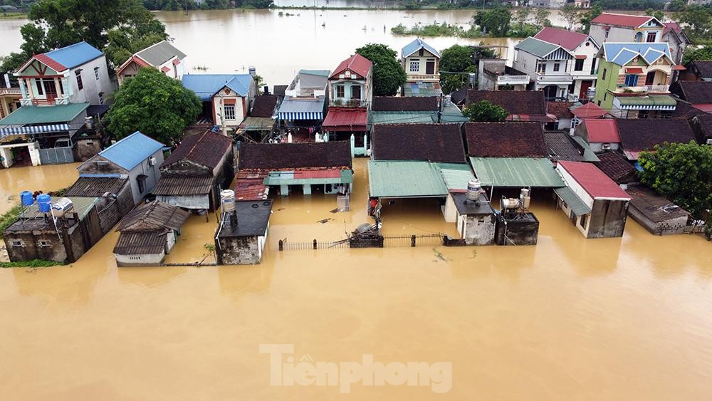 Người dân Chương Mỹ ngồi trên giường chờ nước rút ảnh 1