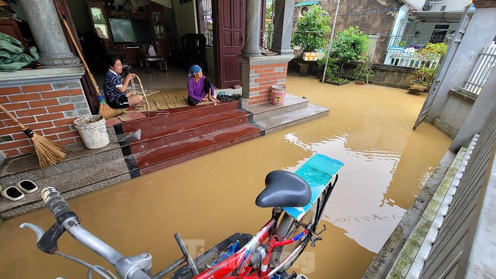Người dân Chương Mỹ ngồi trên giường chờ nước rút ảnh 10