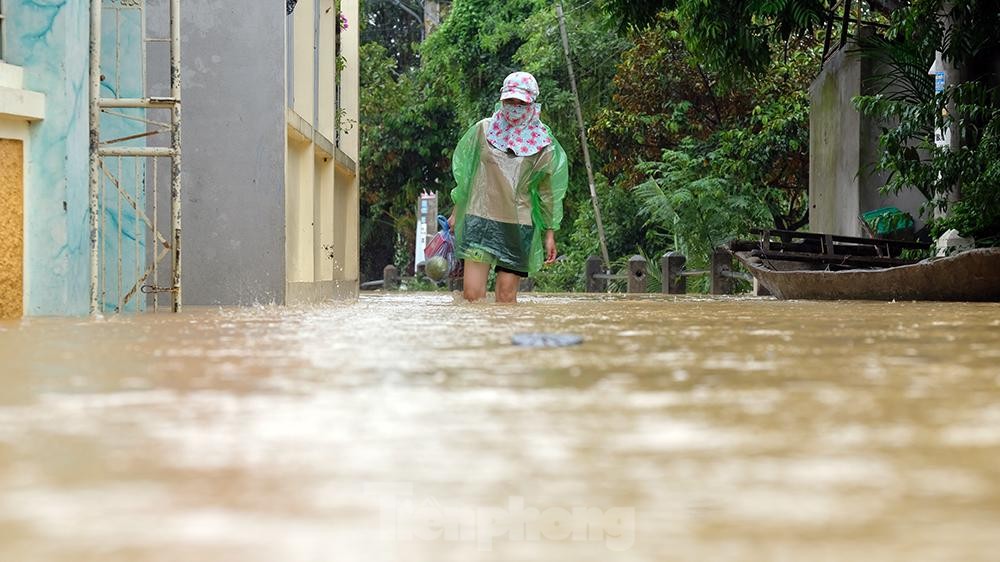 Người dân Chương Mỹ ngồi trên giường chờ nước rút ảnh 13