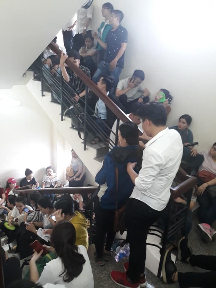 Hàng ngàn sinh viên Sài Gòn xếp hàng thâu đêm đăng ký thi TOEIC ảnh 3
