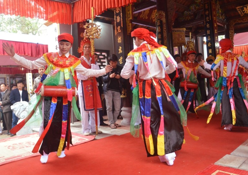 Về Triều Khúc xem trai làng giả gái múa Bồng ảnh 2