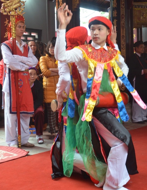 Về Triều Khúc xem trai làng giả gái múa Bồng ảnh 6