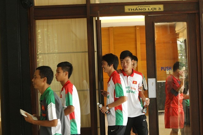 Bầu Đức bất ngờ họp kín cùng U19 Việt Nam ảnh 16