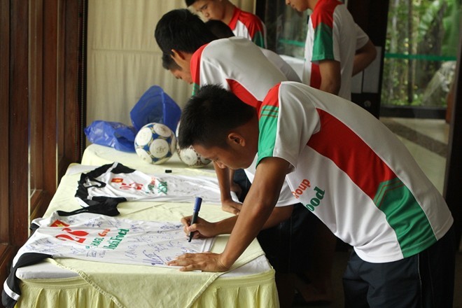 Bầu Đức bất ngờ họp kín cùng U19 Việt Nam ảnh 8
