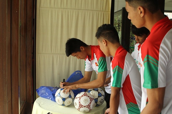 Bầu Đức bất ngờ họp kín cùng U19 Việt Nam ảnh 9